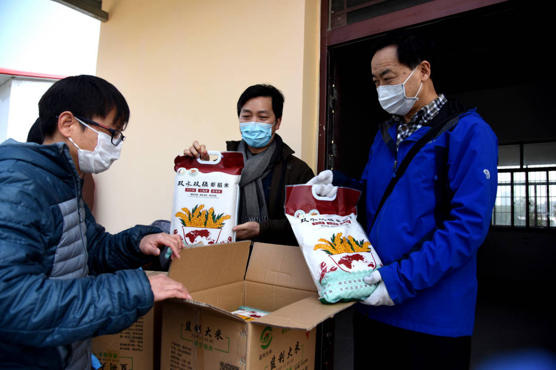 3月5日上午，ylzzcom永利总站线路检测水产基地繁忙而有序。“双水双绿”研究院团队和水稻团队将200箱、800包共计8000斤优质大米捐赠给学校疫情防控一线工作人员。